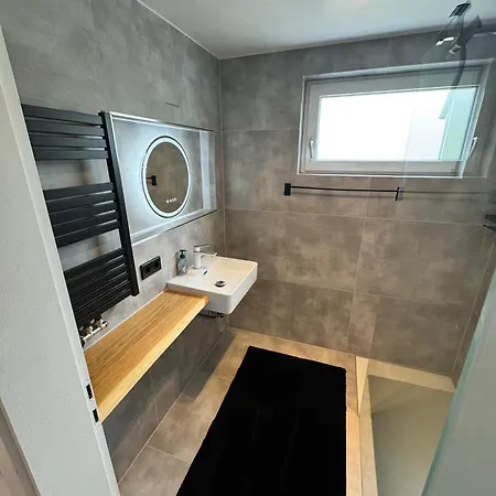 Grosszuegige Mit 3 Schlafzimmern & Balkon