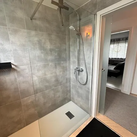 Apartamento Großzügige Mit 3 Schlafzimmern&balkon *